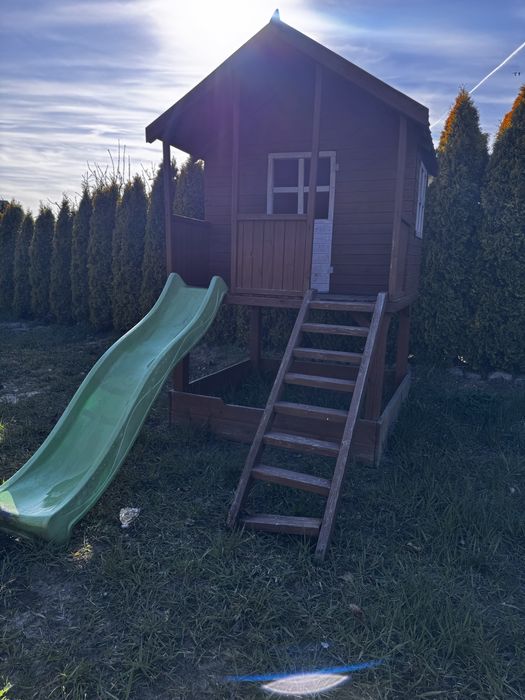 Drewniany domek dla dzieci