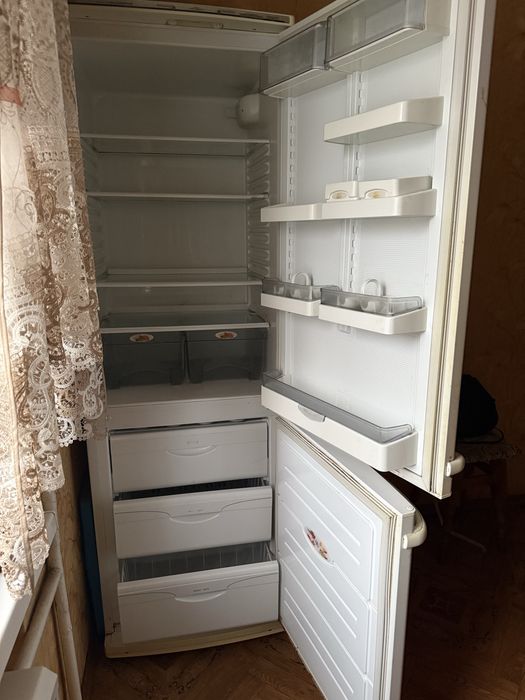 Холодильник двокамерний