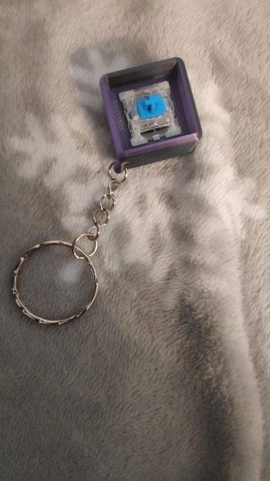 Cheese clicker fioletowo czarny keychain