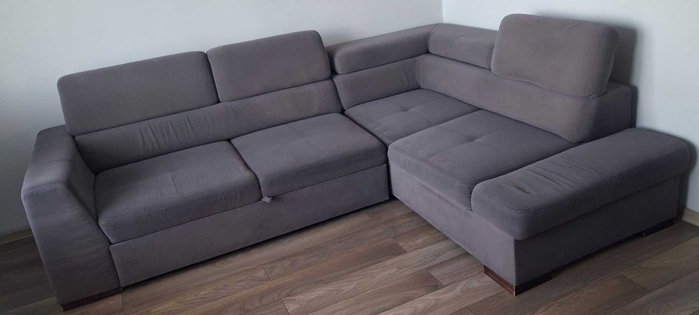 narożnik szary z funkcja spania i pufa