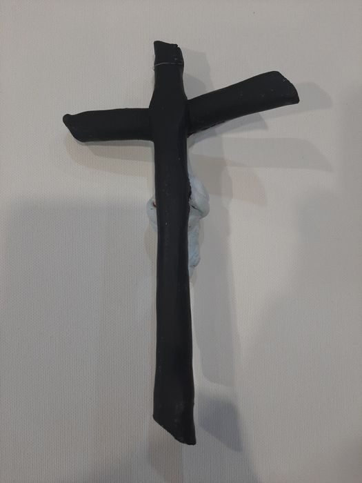Cristo na cruz em barro