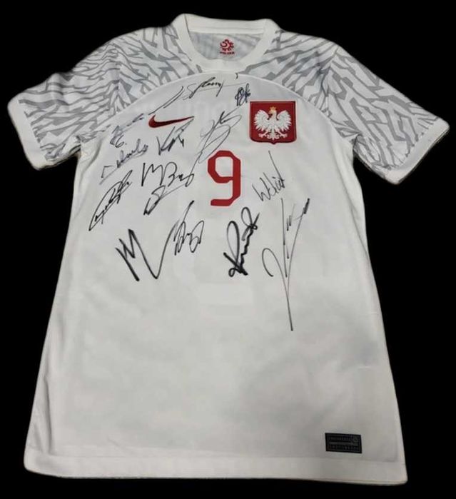 Koszulka Reprezentacji Polski z autografami zawodników.
