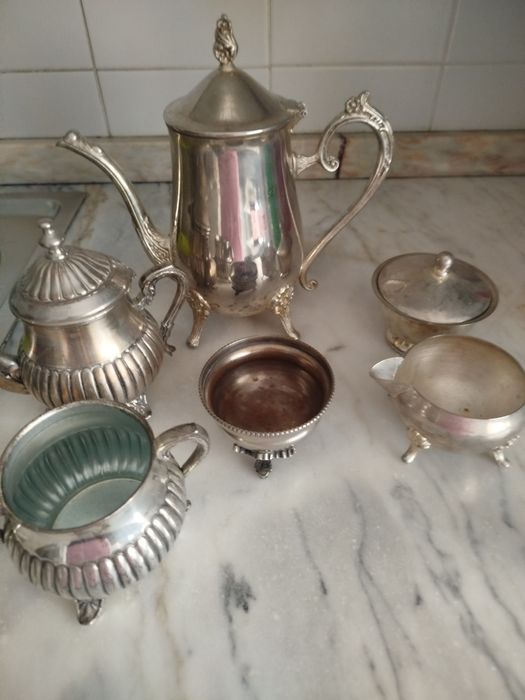Serviço de chá vintage, não é prata maciça ,mas tem um banho