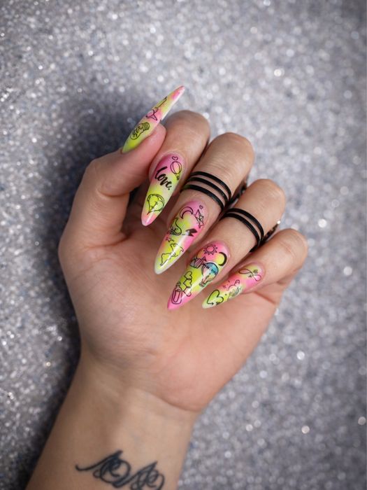 Манікюр, нарощення нігтів, ламінування вій.