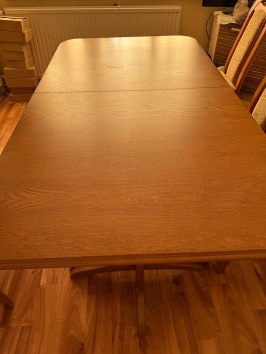 Stół rozkładany z krzesłami