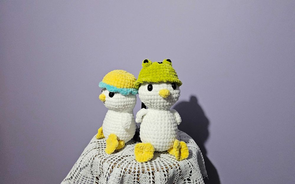 Słodziachna kaczka z kapeluszem żabką z miękkiej włóczki