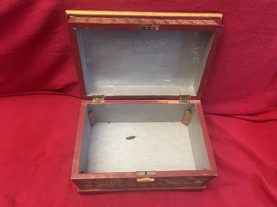 Caixa de madeira antiga pintada à mão