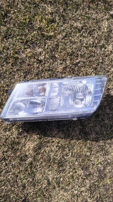 Lampa lewa przód Dodge Journey wersja europejska.