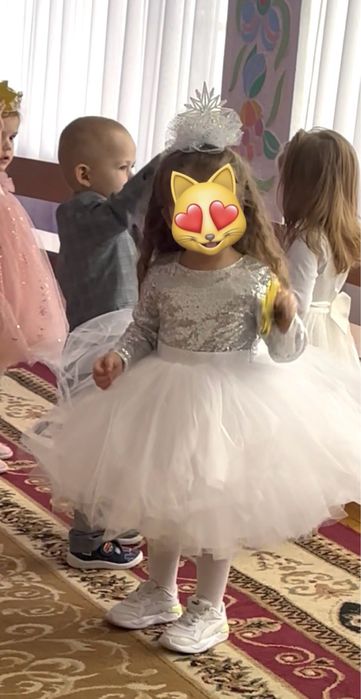 Прокат костюмів та суконь