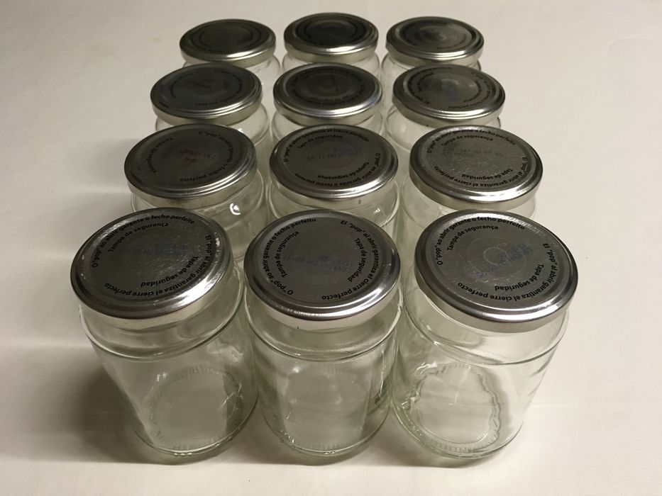 Frascos de vidro usados, ideais para decoração ou conservas.