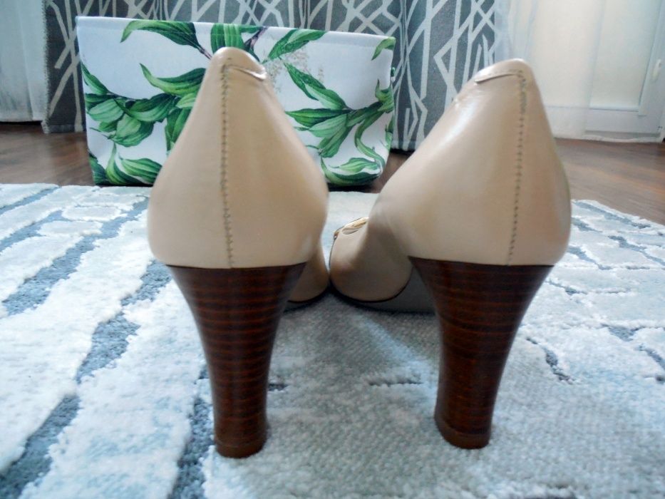 Eleganckie buty na obcasie włoskie beżowe rozmiar 38 Caparrini Firenze