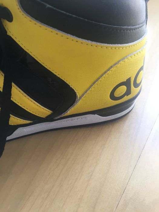 Ténis bota ADIDAS.