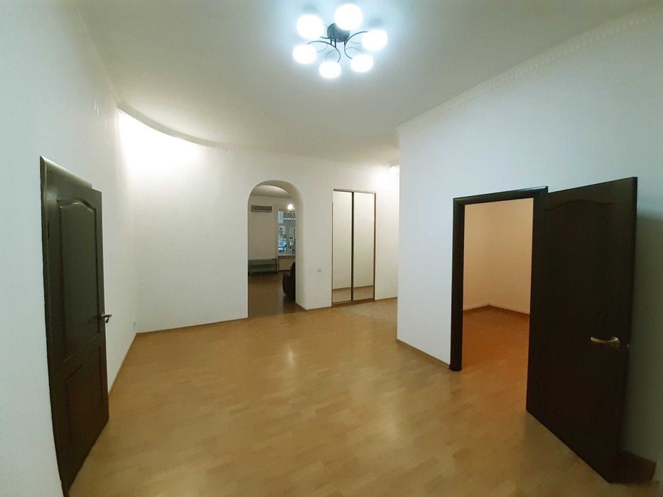 Без комісії. Оренда 3к квартири в Центрі, 130м2, вул. Шота Руставелі 34, метро Палац спорту, Площа Українських Героїв.