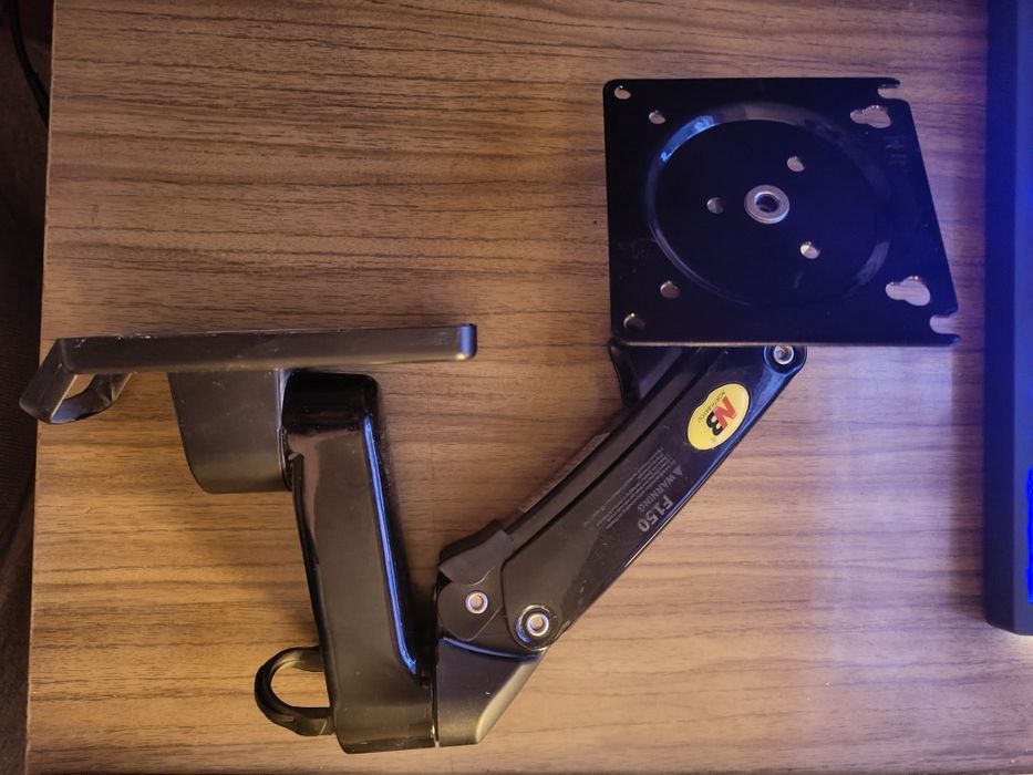 Кронштейн для настінного кріплення монітора