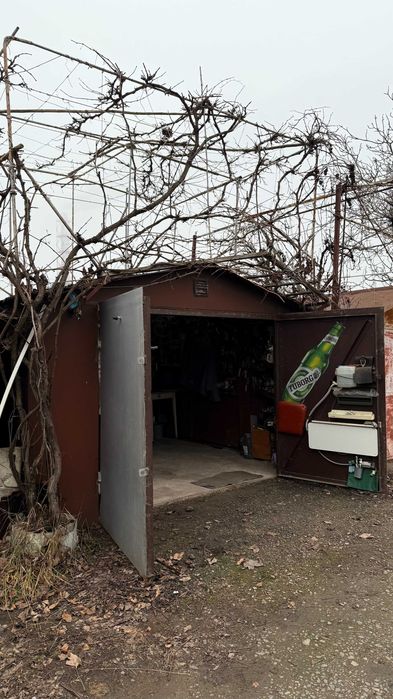 Продам гараж на ул. Паустовского с  инструментами!