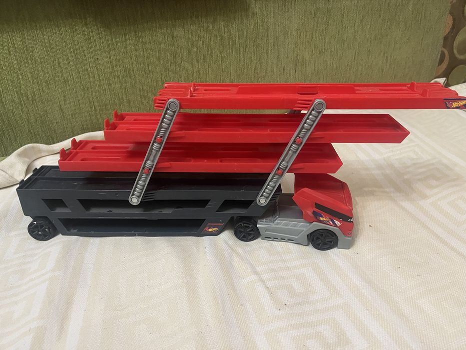 Машинка hot wheels гараж автоплатформа