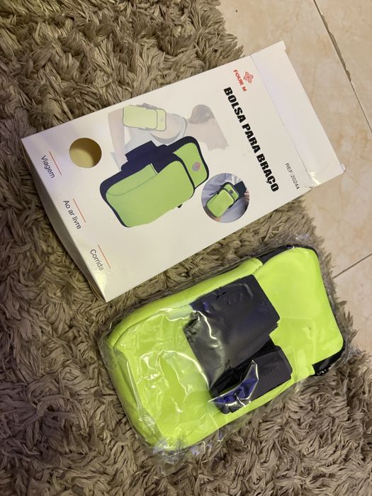 É uma braçadeira desportiva para telemóvel (bolsa de braço)