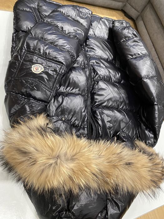 Meska kurtka Moncler Maya fur czarna z futrem z jenota puchowa zimowa