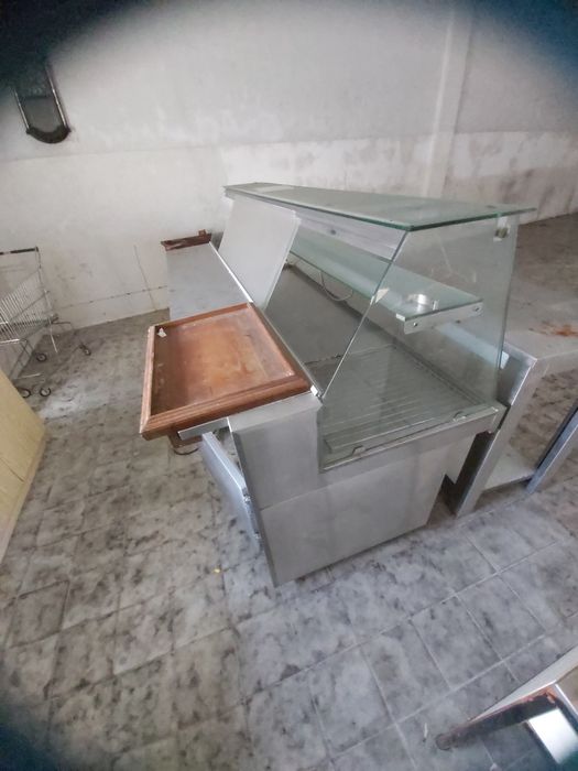 Vitrine,  mesas e cadeiras