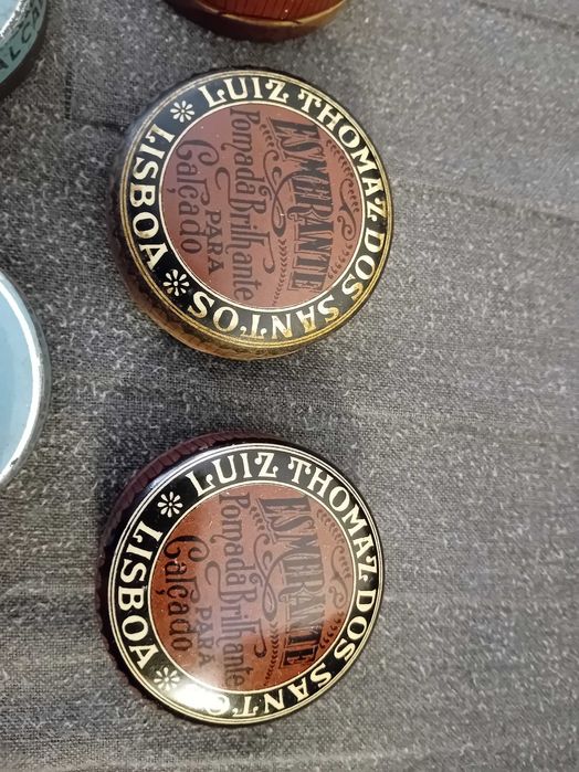 Latas de graxa antigas