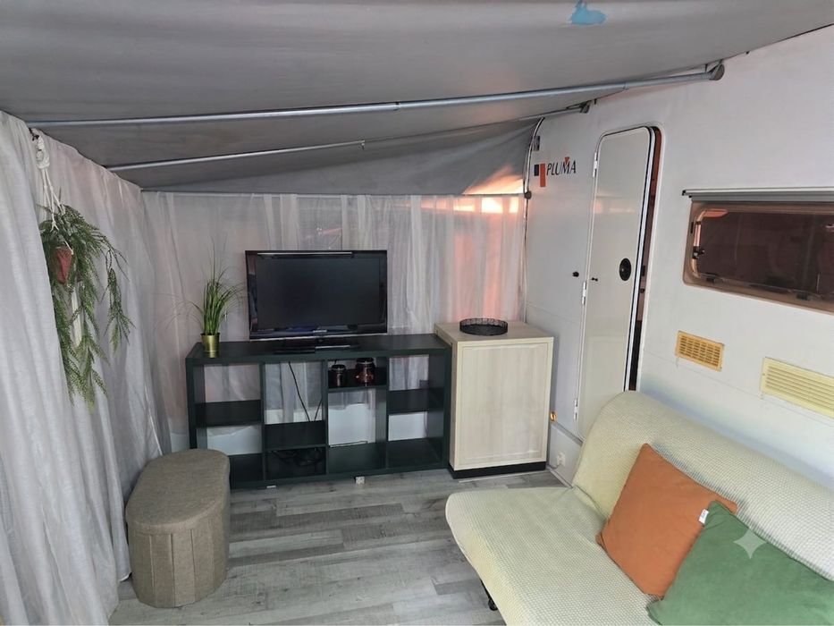 Caravana com avançado instalada em parque  de campismo