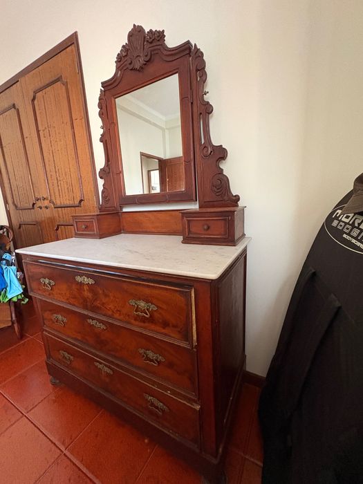 Cómoda antiga com espelho
