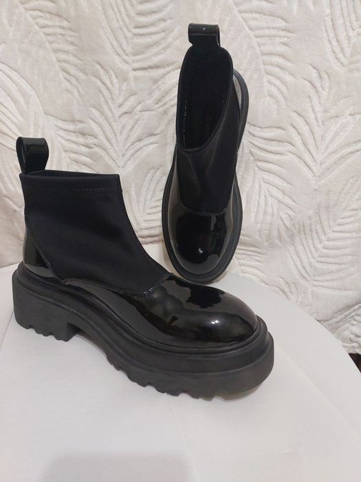 Нові черевики Estro