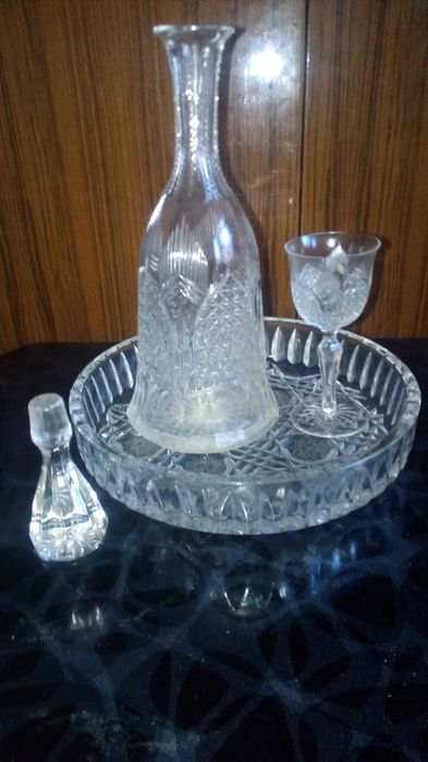 графин хрустальный на блюде.