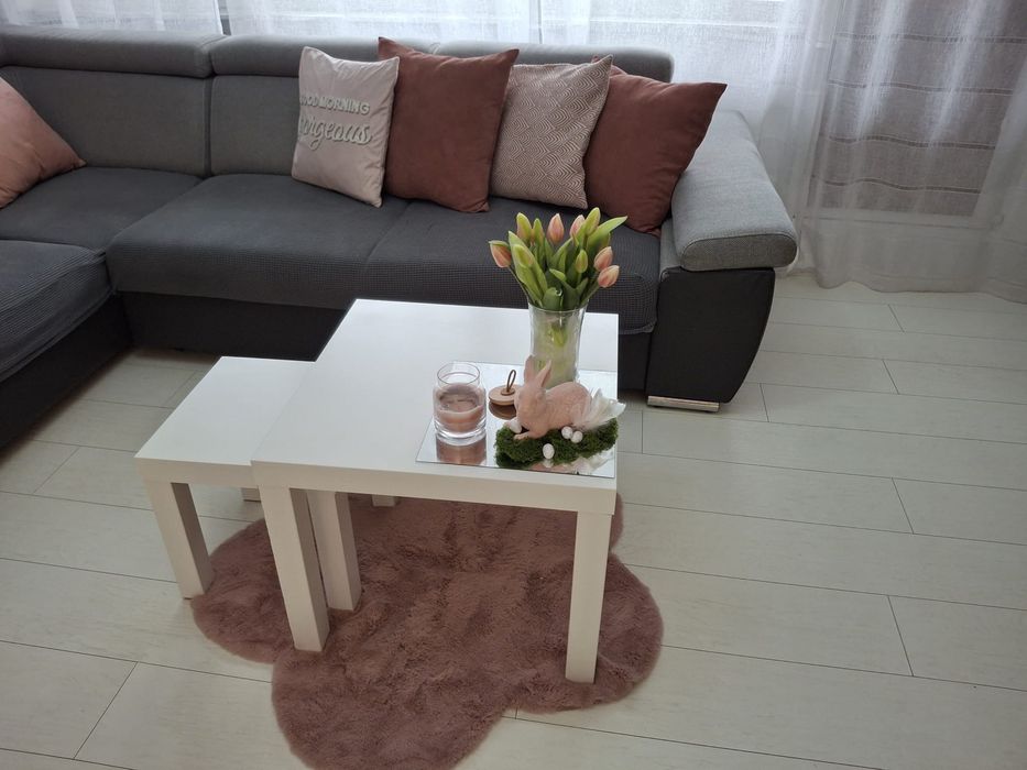 Zestaw bialych stolikow Ikea