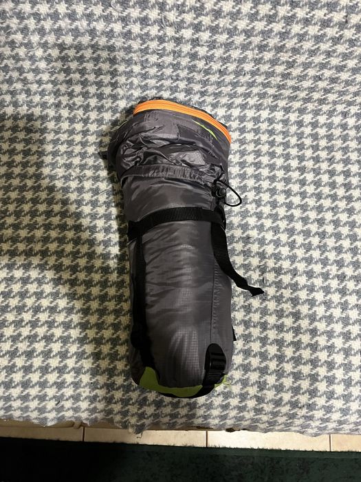 Спальний мішок сірого кольору