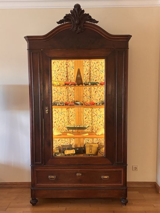 Armário vintage com iluminação oculta