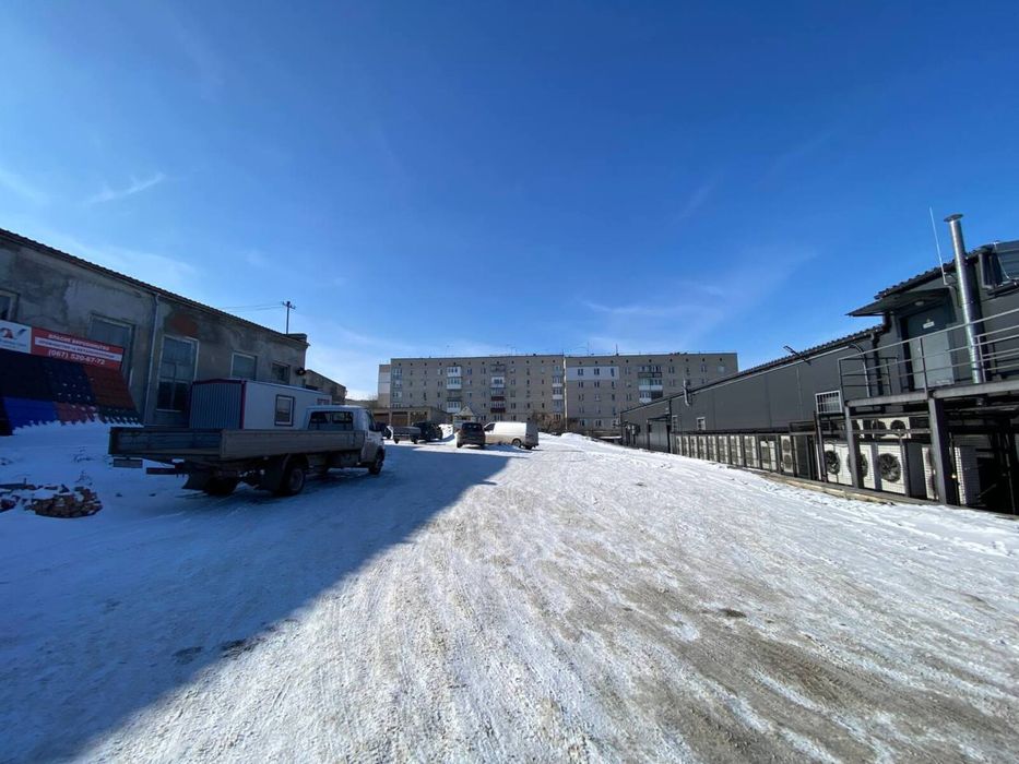 Продам комерційне приміщення з великою територією