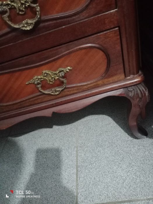 Cómoda muito antiga ( centenária) em ótimo estado.