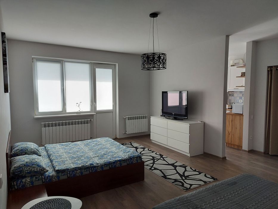 2 - кімнатна квартира. Погодинно. Подобово. ТРЦ " ЧАЙКА " Smart TV.