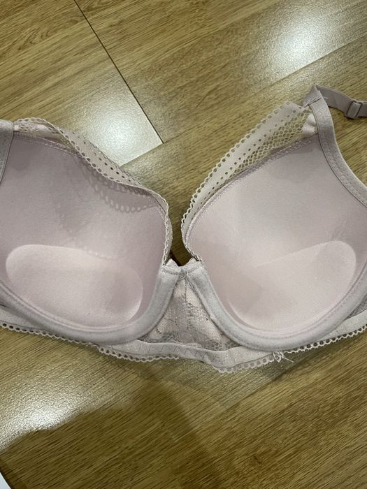 Piękny biustonosz z przedłużaną koronką 75B