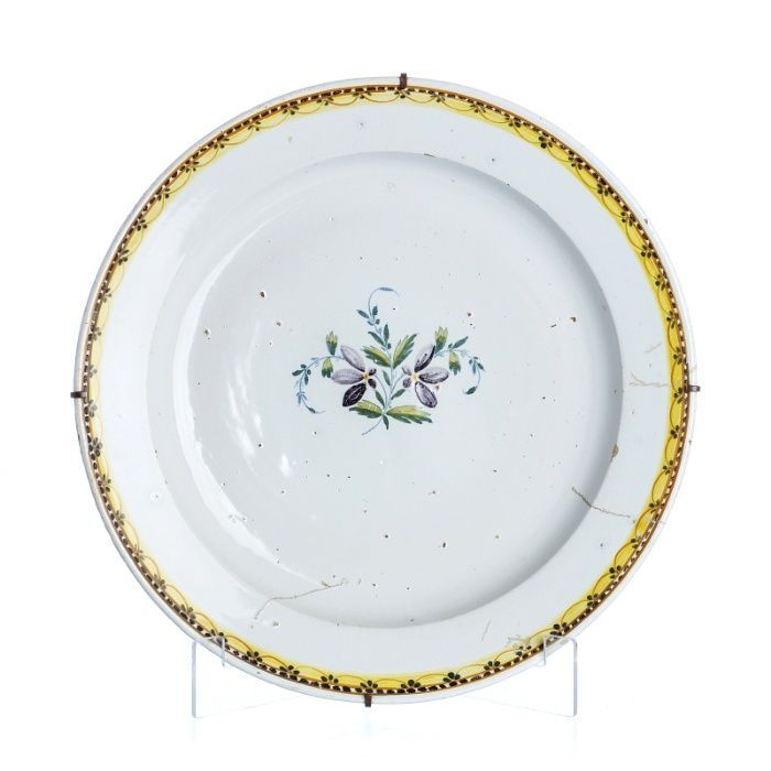 Prato recortado de grandes dimensões