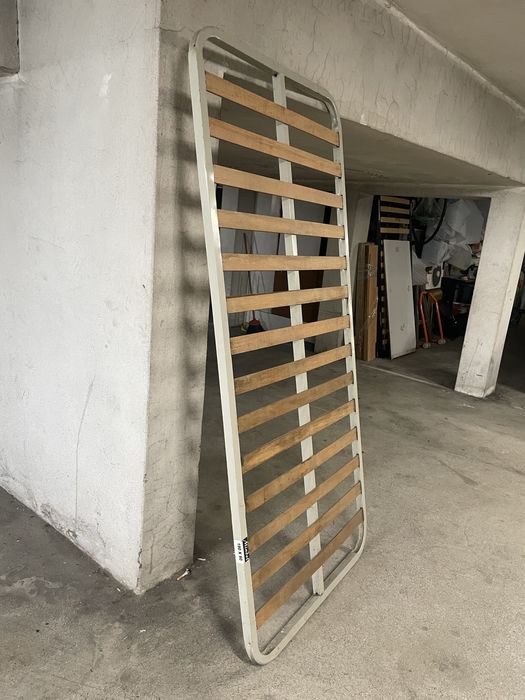 Estrado de cama impecável
