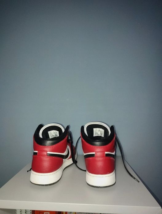 Air Jordan 1 Mid "Chicago Black Toe"