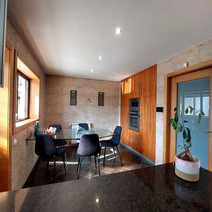 Moradia Geminada T4/T5 · 240 m² · 3 Pisos · Piscina · Garagem 2 carros