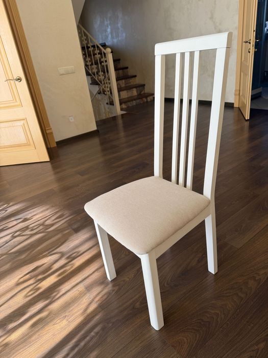 Стільці в гарному стані 4 штуки, комплектом