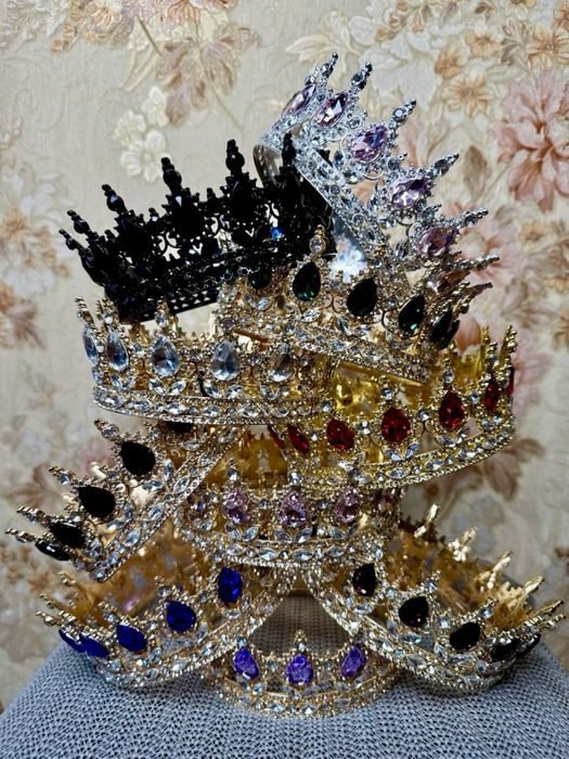 Корони діадеми різних кольорів