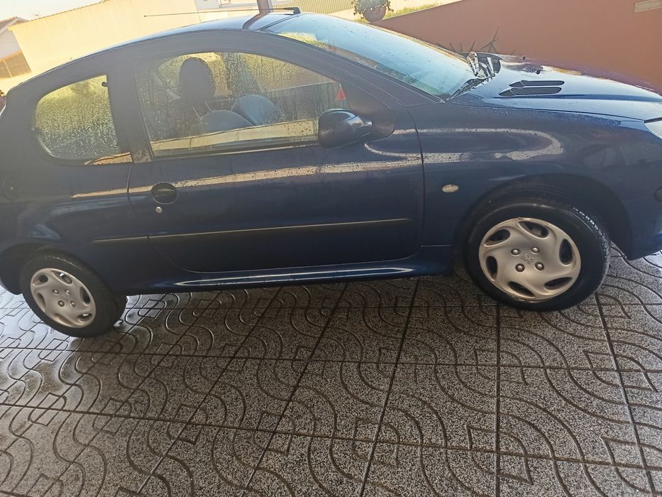 Peugeot azul escuro 206