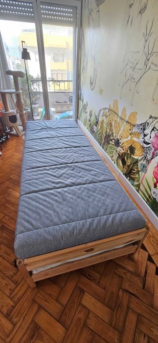 Cama Ikea solteiro dupla ou casal em pinho com colchão.