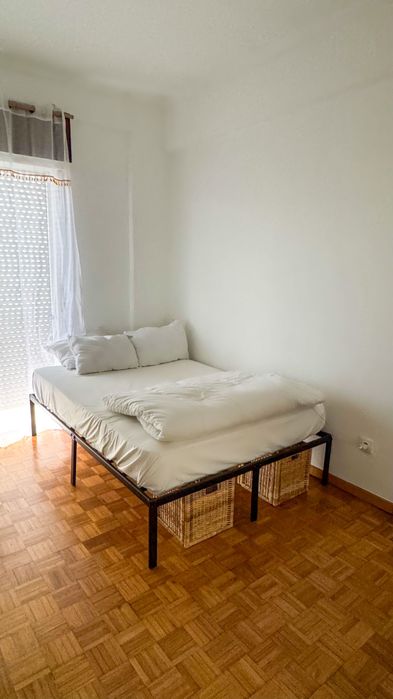 Quarto disponível na Moita.