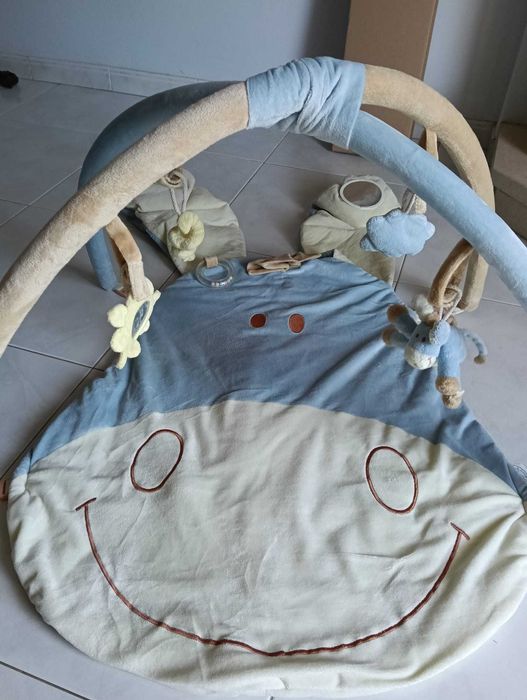 Tapete de atividades para bebé.