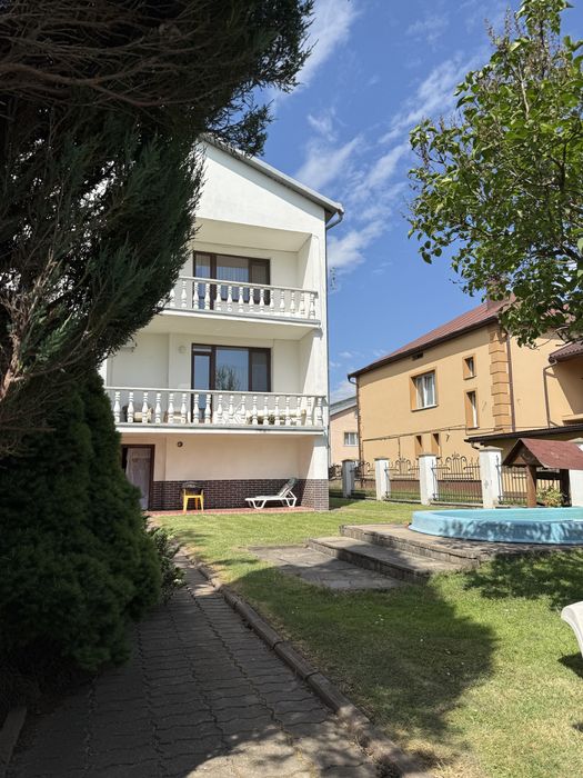 Продається будинок з басейном і сауною