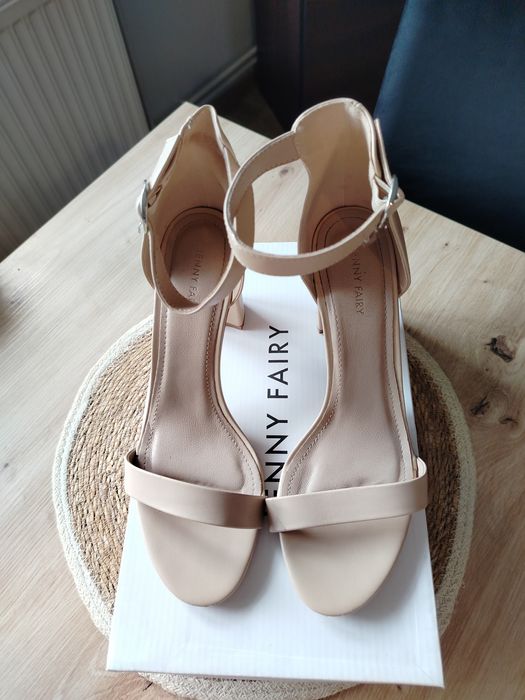 Beżowe sandały na słupku