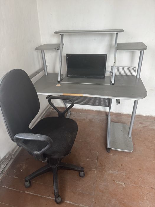 Компюторний стіл та крісло