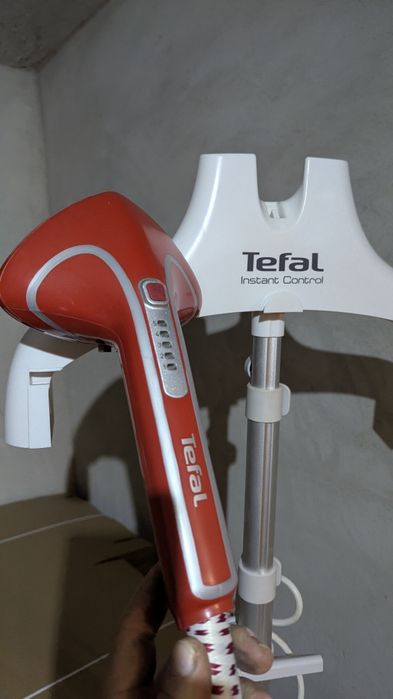 вертикальный отпариватель для одежды Tefal Instant Control IS8380.