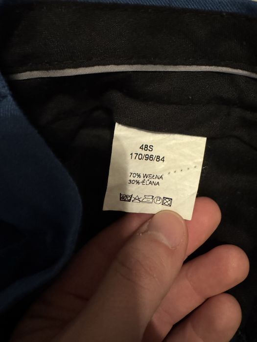 Garnitur męski niebieski i czerwone dodatki